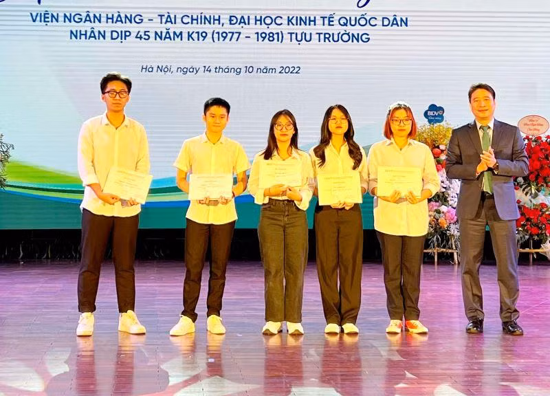 Sinh viên tiêu biểu nhận học bổng. 