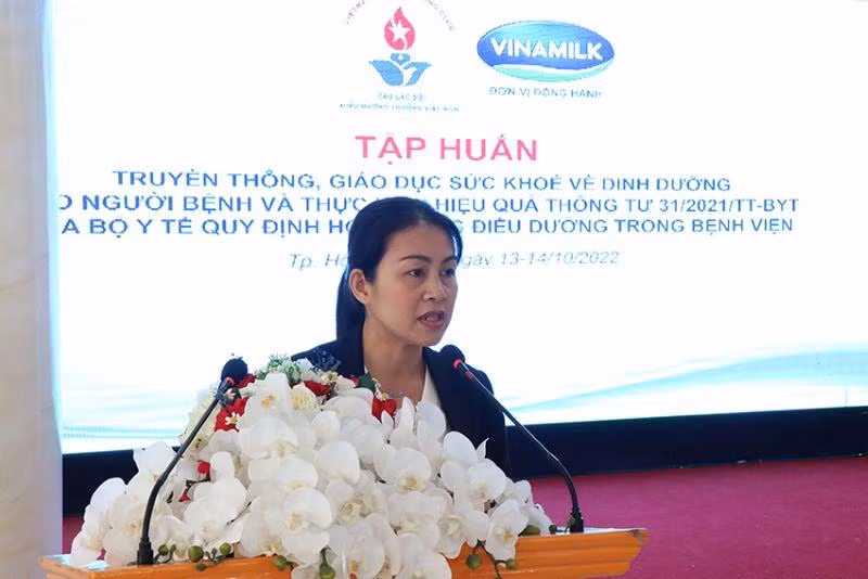 Bà Nguyễn Thị Thanh Nhàn. Trưởng ban Quản lý kênh y tế toàn quốc (Vinamilk) phát biểu tại buổi tập huấn.