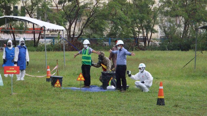 Đo kiểm tra nhiễm bẩn phóng xạ cá nhân.