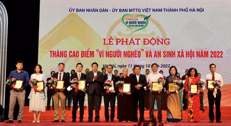 Ông Đỗ Vinh Quang - Phó Chủ tịch HĐQT Tập đoàn T&T Group (thứ tư từ trái sang) nhận bằng vinh danh của UBND - Ủy ban MTTQ Việt Nam thành phố Hà Nội vì những đóng góp tích cực trong công tác giảm nghèo và an sinh xã hội của thành phố.