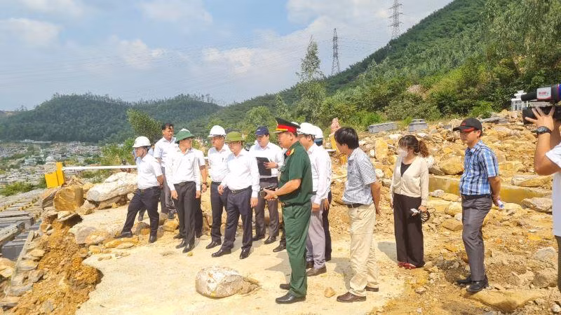 Lãnh đạo Đà Nẵng kiểm tra chỉ đạo việc khắc phục sự cố sạt lở.
