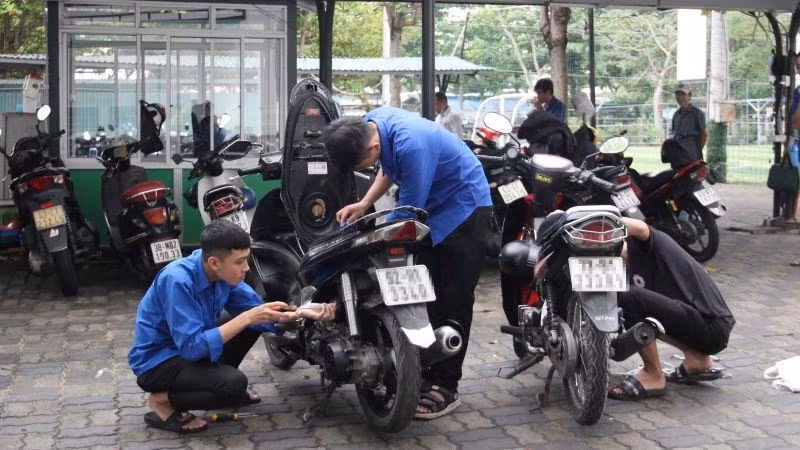 Đội SOS kiểm tra xe của sinh viên mang đến.