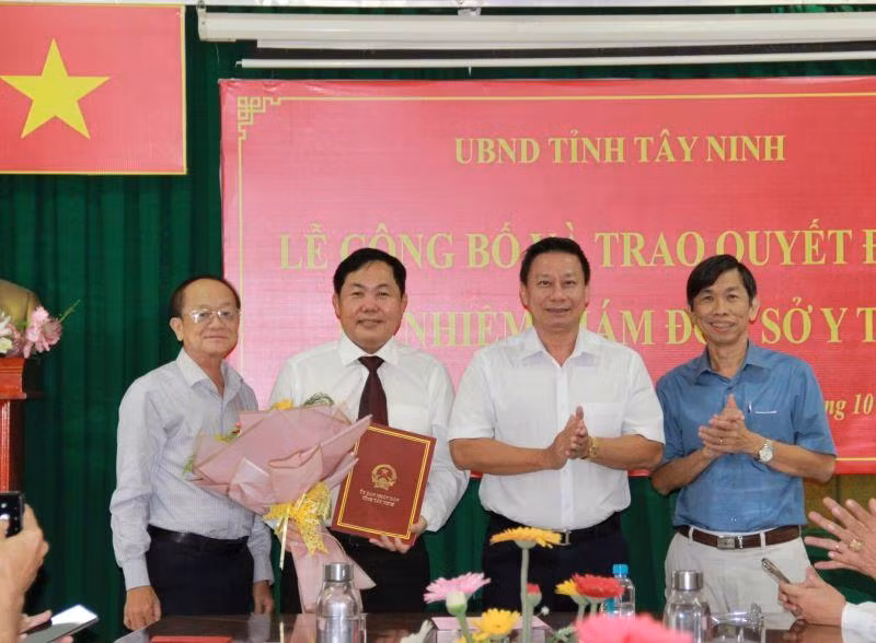 Chủ tịch Ủy ban nhân dân tỉnh Tây Ninh Nguyễn Thanh Ngọc trao Quyết định cho ông Trương Văn Hùng (người được tặng hoa).