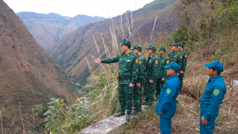 Bộ đội biên phòng đề cao quan sát và cảnh giác. Bộ đội biên phòng đề cao quan sát và cảnh giác.