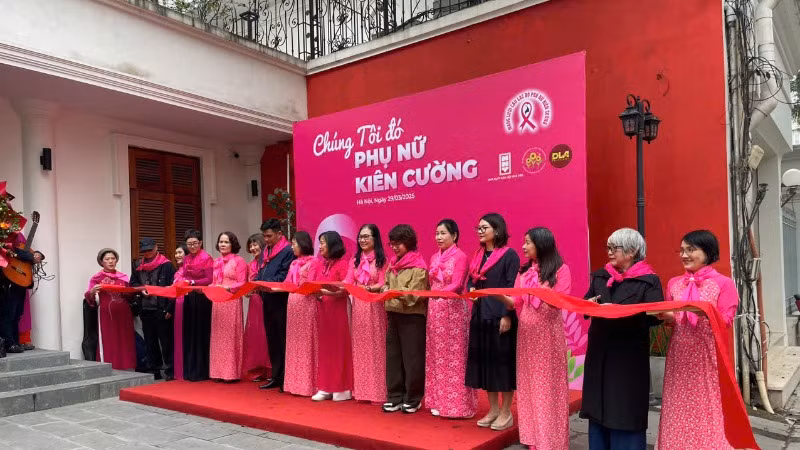 Lễ cắt băng khai mạc dự án triển lãm ảnh nghệ thuật.