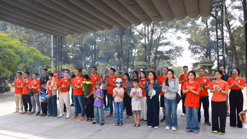 Nhiều em nhỏ được gia đình đưa đi viếng nghĩa trang.