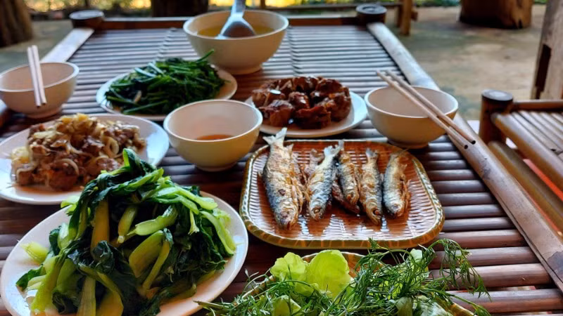 Bữa cơm bình dị bà con mời khách.