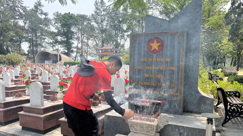 Chủ tịch Hội Biển đảo Việt Nam viếng nghĩa trang liệt sĩ.