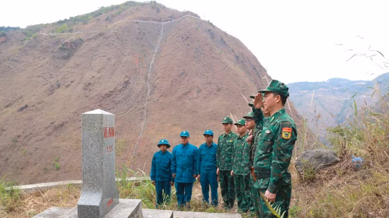 Chào cột mốc thiêng liêng khẳng định chủ quyền của Tổ quốc.