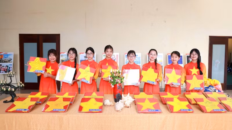 Học sinh Hà Quảng tự hào về chủ quyền hải đảo.