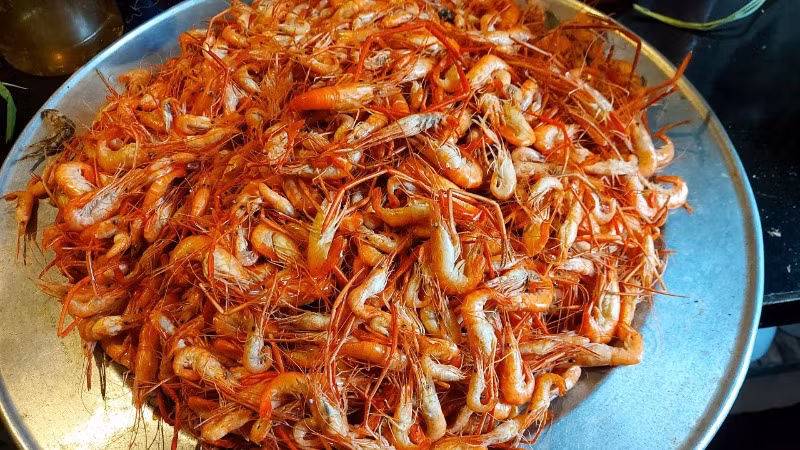 Tôm ở hồ thủy điện - món đặc sản hấp dẫn.