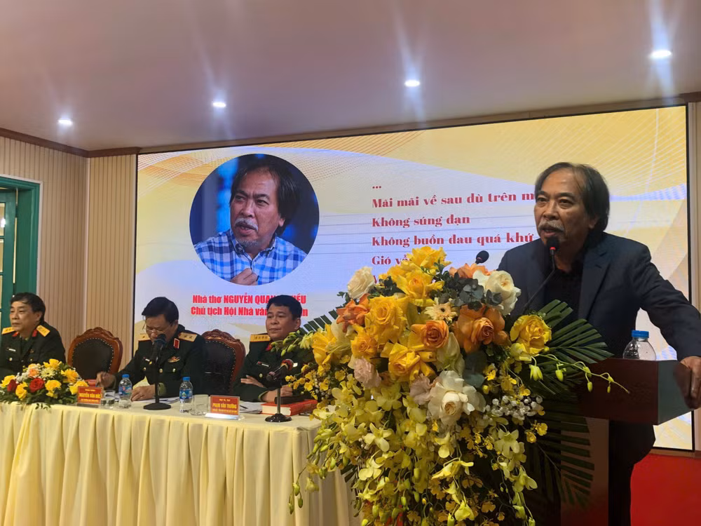 Chủ tịch Hội Nhà văn Việt Nam phát biểu tham luận.