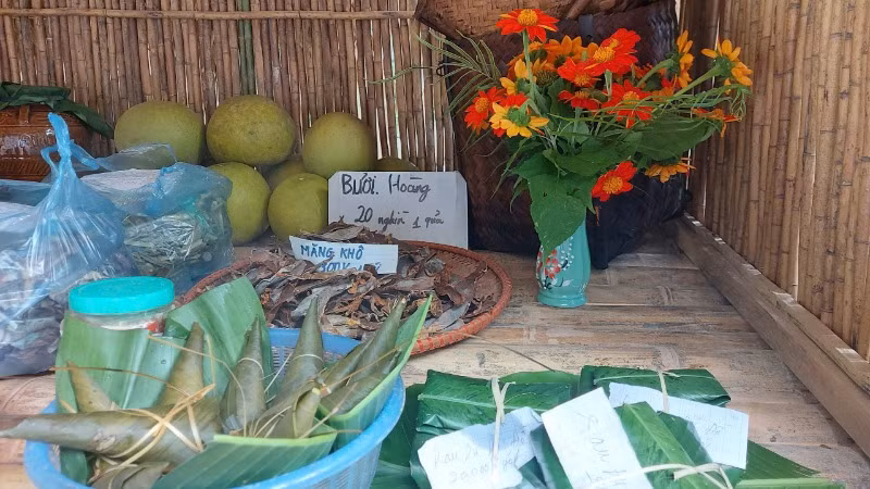 Nông sản được bà con bày biện khá đẹp mắt.