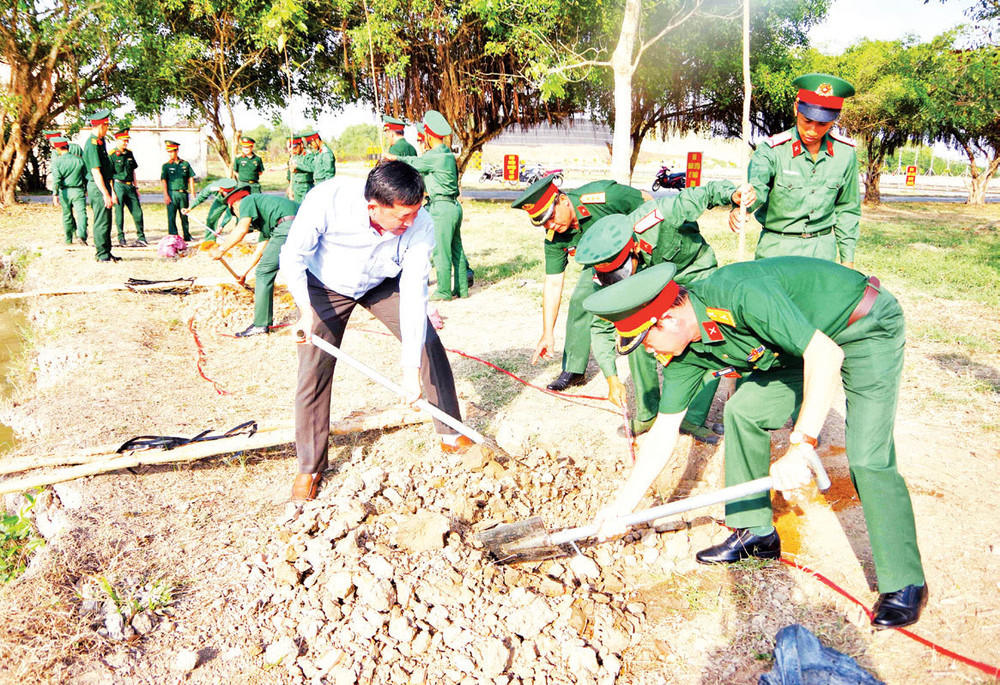 Trồng cây xanh tại khu vực Trung đoàn Bộ binh 897.