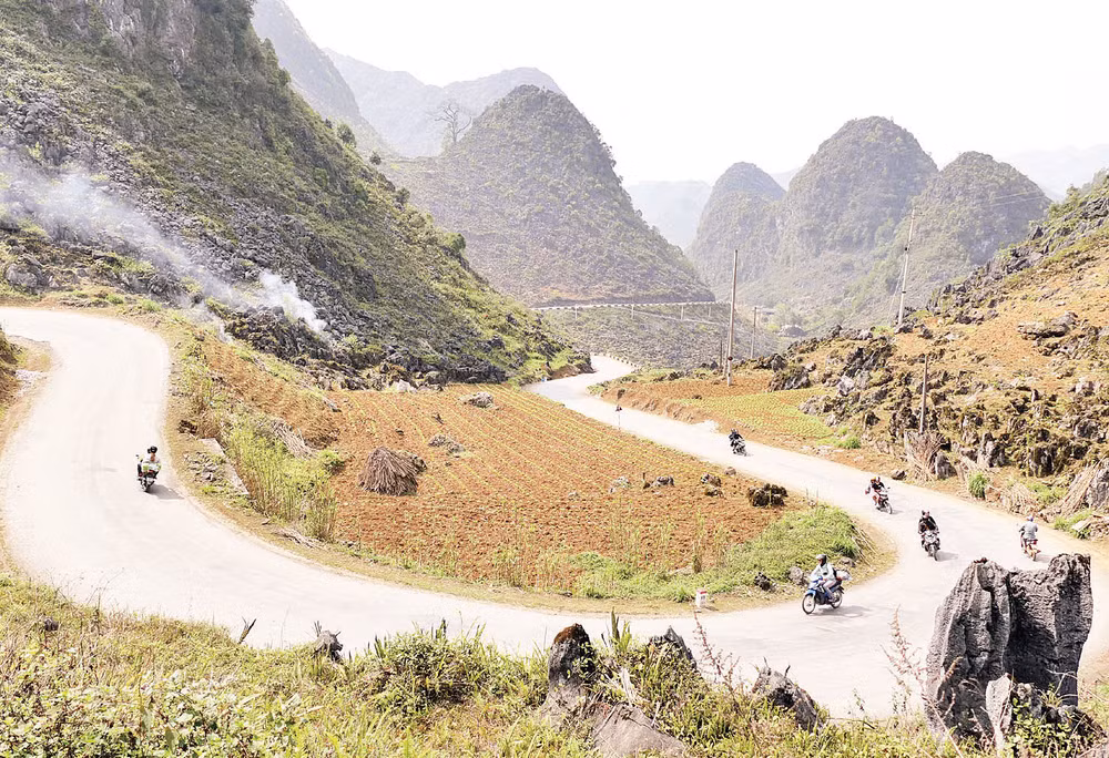 Ảnh 1: Nhiều đoạn đường đèo uốn lượn trên núi đá tai mèo. 