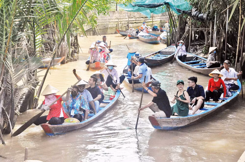 Chèo đò đưa du khách khám phá hệ thống kênh, rạch tại cù lao Thới Sơn, thành phố Mỹ Tho.