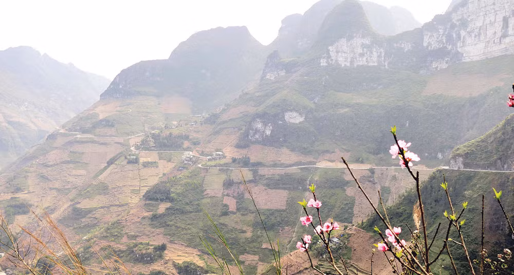 Ảnh 3: Đèo Mã Pì Lèng quanh co, uốn lượn lưng chừng núi.