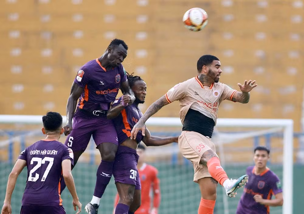 Pha “không chiến” giữa các cầu thủ Công an Hà Nội (áo nhạt) và Becamex Bình Dương. (Ảnh VPF)