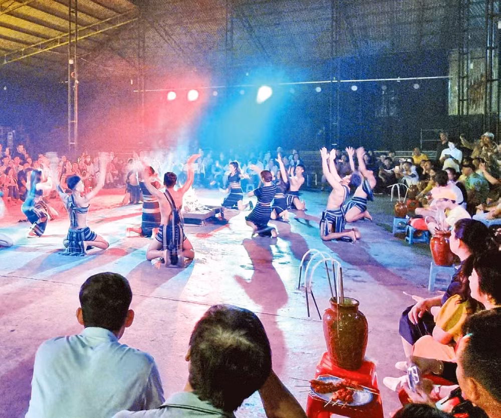 Du khách đến với đêm nhạc cồng chiêng dưới chân núi Lang Biang.