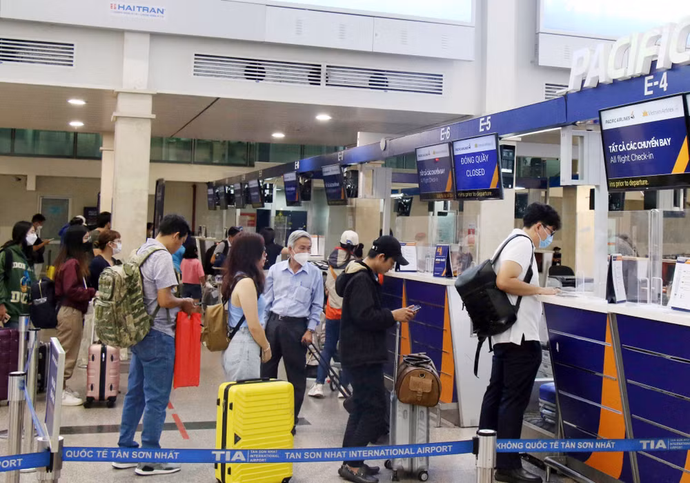 Hành khách làm thủ tục tại sân bay Tân Sơn Nhất, Thành phố Hồ Chí Minh. (Ảnh TIẾN LỰC)