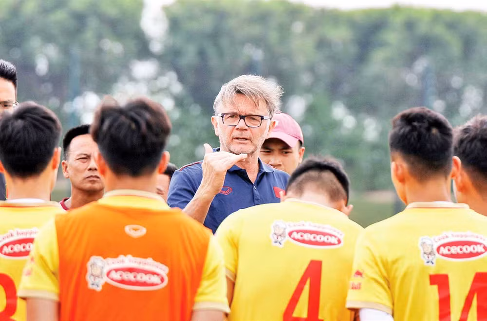 Thầy trò HLV Troussier quyết tâm bảo vệ chức vô địch tại SEA Games 32.