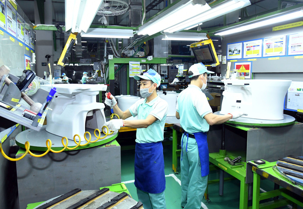 Sản xuất thiết bị vệ sinh tại Công ty TOTO Việt Nam (FDI Nhật Bản) trong Khu công nghiệp Thăng Long, Hà Nội. (Ảnh MINH HÀ)