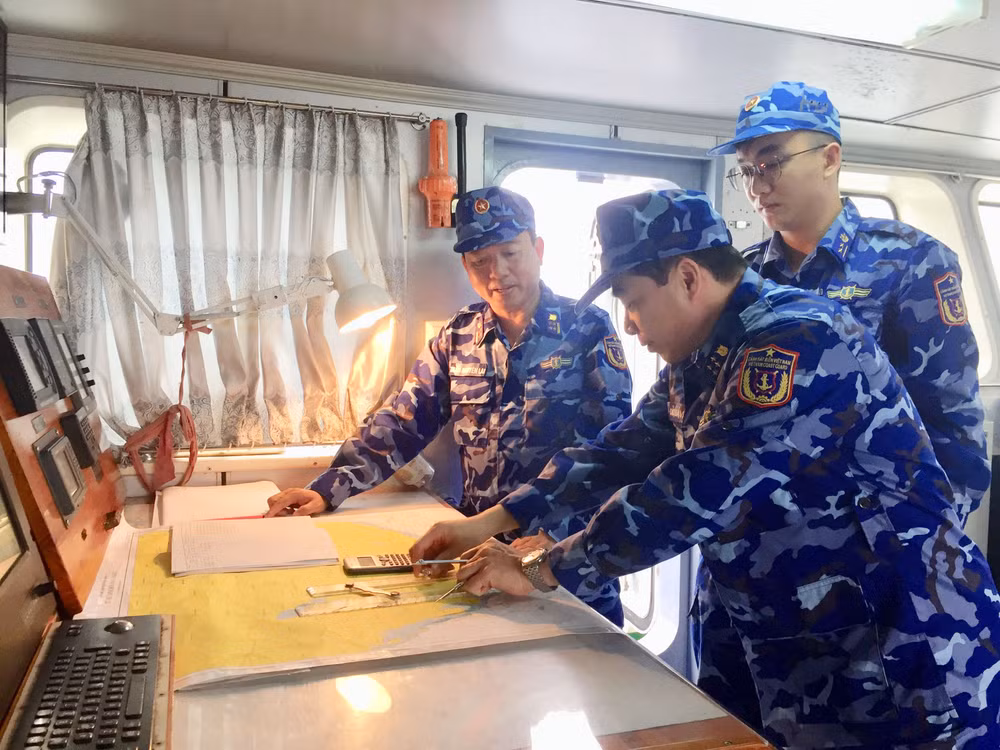Cán bộ Bộ Tư lệnh Cảnh sát biển kiểm tra phương án tuần tra, kiểm soát trên tàu Cảnh sát biển 4039.