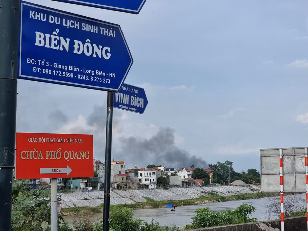 Đám cháy bùng lên tại xí nghiệp nằm giữa cánh đồng, rất may là biệt lập với khu dân cư.