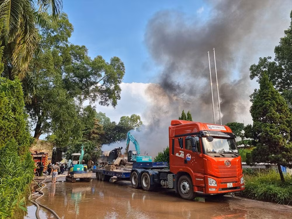 Khoảng 15 giờ cùng ngày, đám cháy bùng lên dữ dội.