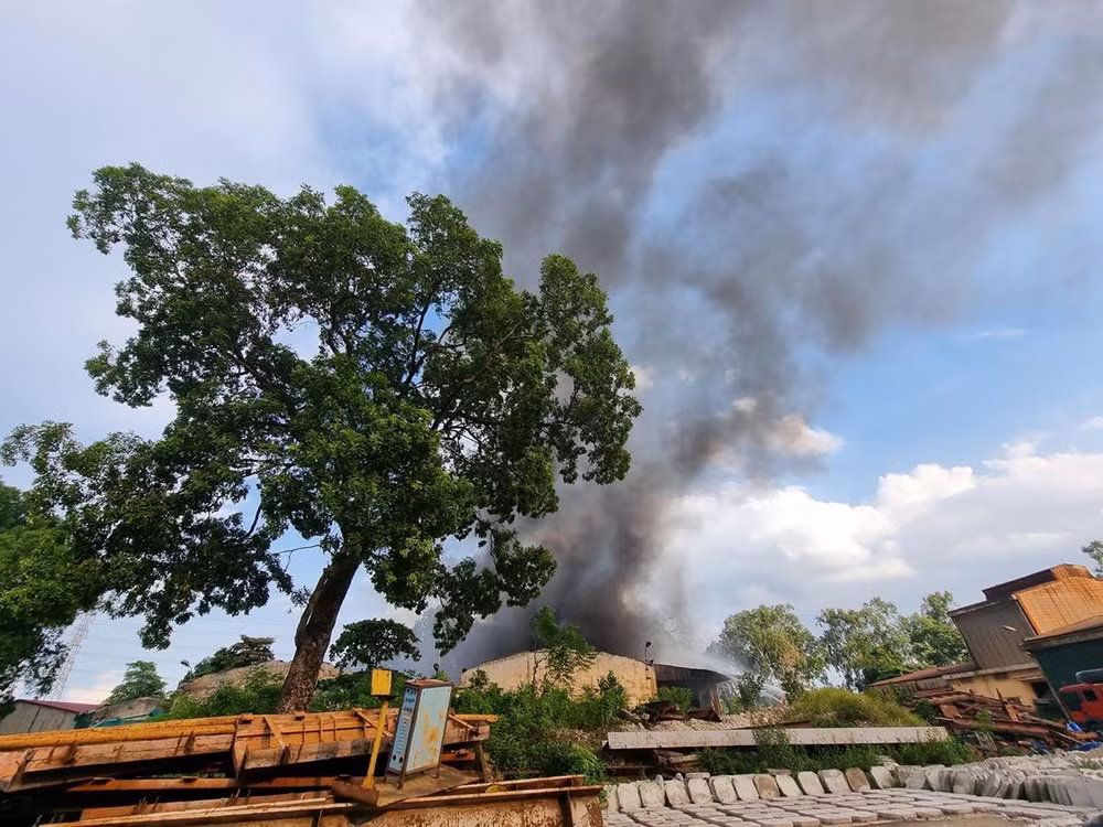 Lực lượng chức năng huy động 6 xe cứu hỏa để chữa cháy.