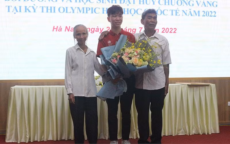 Trần Đức Minh cùng ông bà ngoại.