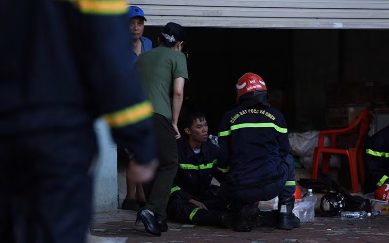 Chiến sĩ phòng cháy, chữa cháy vắt kiệt sức mình tại hiện trường vụ cháy chiều 1/8.