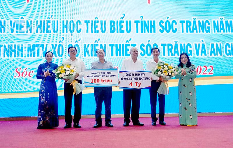 Các nhà tài trợ trao bảng ủng hộ kinh phí xây dựng quỹ học bổng khuyến học, khuyến tài cho tỉnh Sóc Trăng.