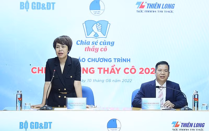 Đại diện Ban tổ chức cung cấp thông tin về chương trình “Chia sẻ cùng thầy cô” năm 2022.