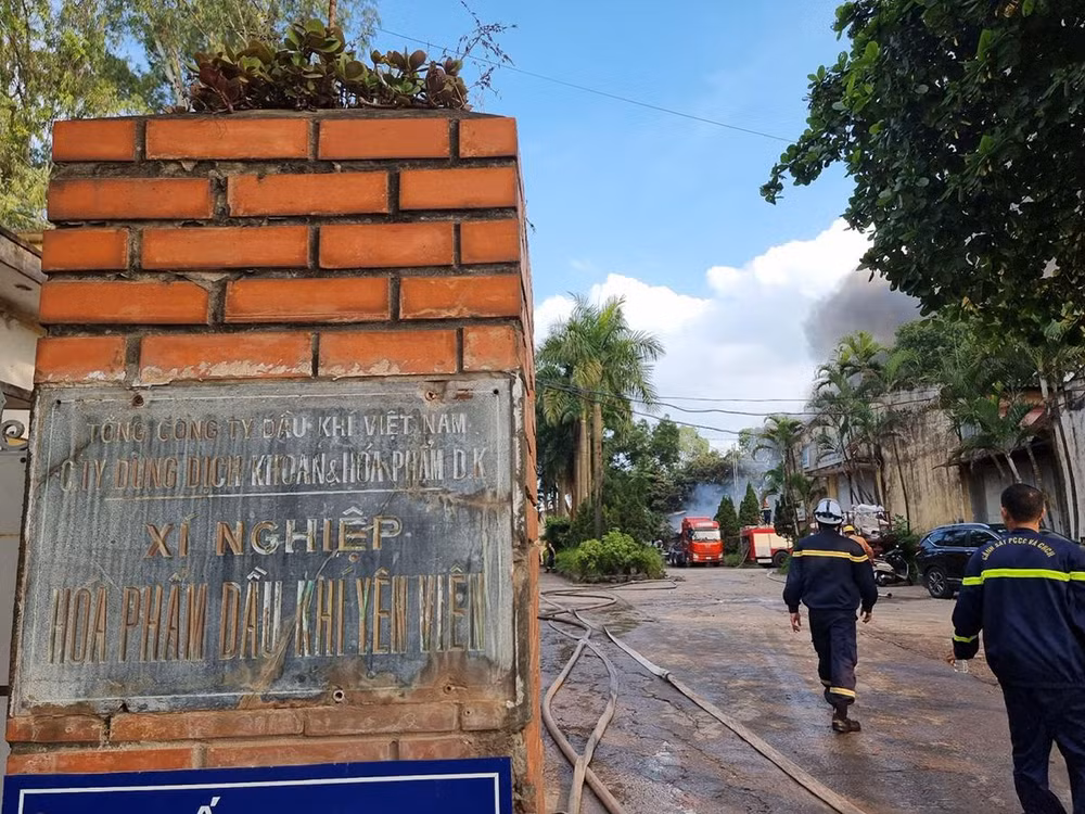 Đám cháy xảy ra trong khuôn viên Xí nghiệp hóa phẩm dầu khí Yên Viên.