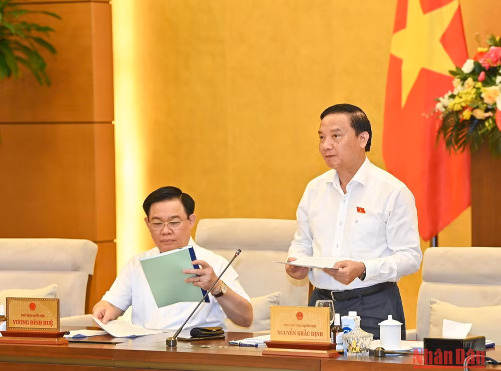 Phó Chủ tịch Quốc hội Nguyễn Khắc Định điều hành nội dung xem xét, thông qua dự án Pháp lệnh Xử phạt vi phạm hành chính đối với hành vi cản trở hoạt động tố tụng.