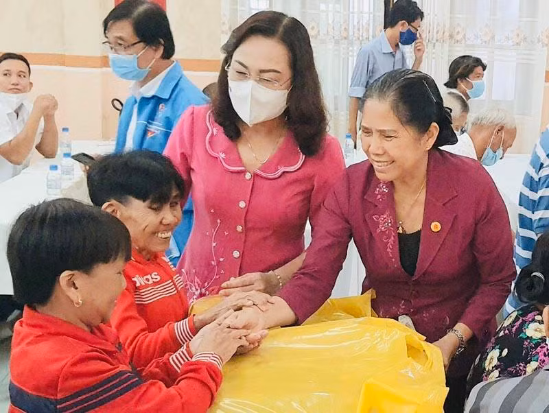 Lãnh đạo tỉnh Bạc Liêu tặng quà các nạn nhân chất độc da cam/dioxin.