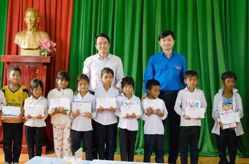 Bí thư Trung ương Đoàn và Bí thư Huyện ủy Đam Rông trao học bổng tặng học sinh nghèo tại địa phương.