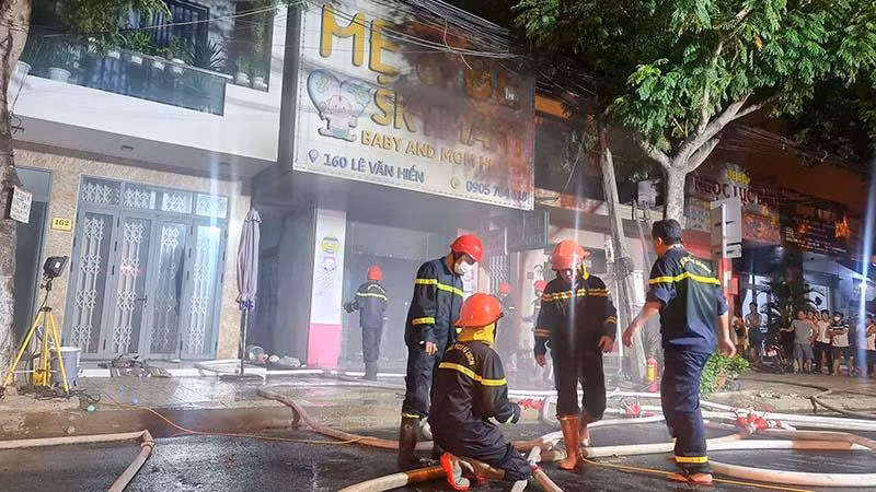 Lực lượng chức năng tiếp cận, khống chế đám cháy.
