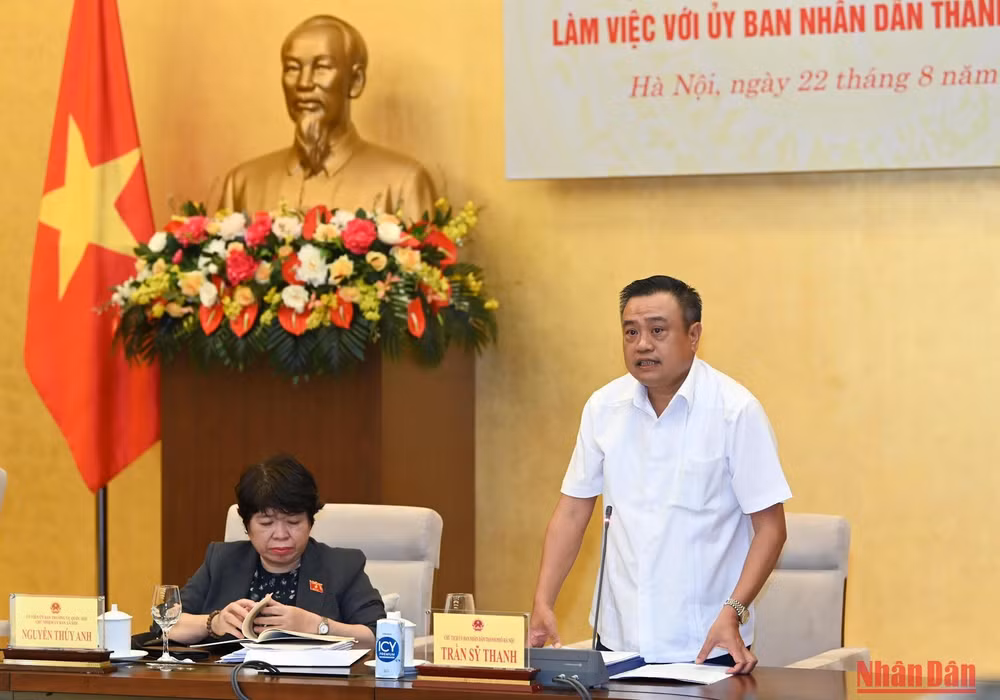 Chủ tịch Ủy ban nhân dân thành phố Trần Sỹ Thanh phát biểu tại buổi làm việc.