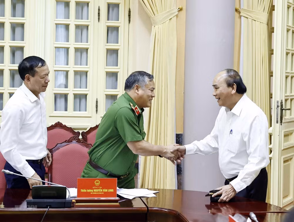 Chủ tịch nước Nguyễn Xuân Phúc với các thành viên Hội đồng Tư vấn đặc xá.