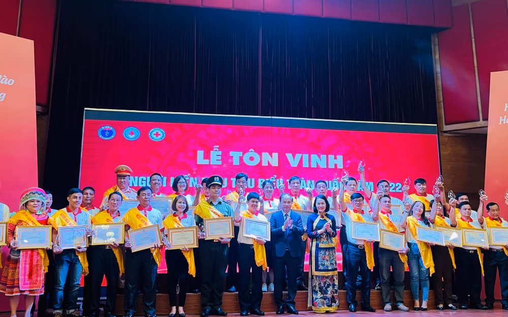 Tôn vinh những người hiến máu tiêu biểu toàn quốc.