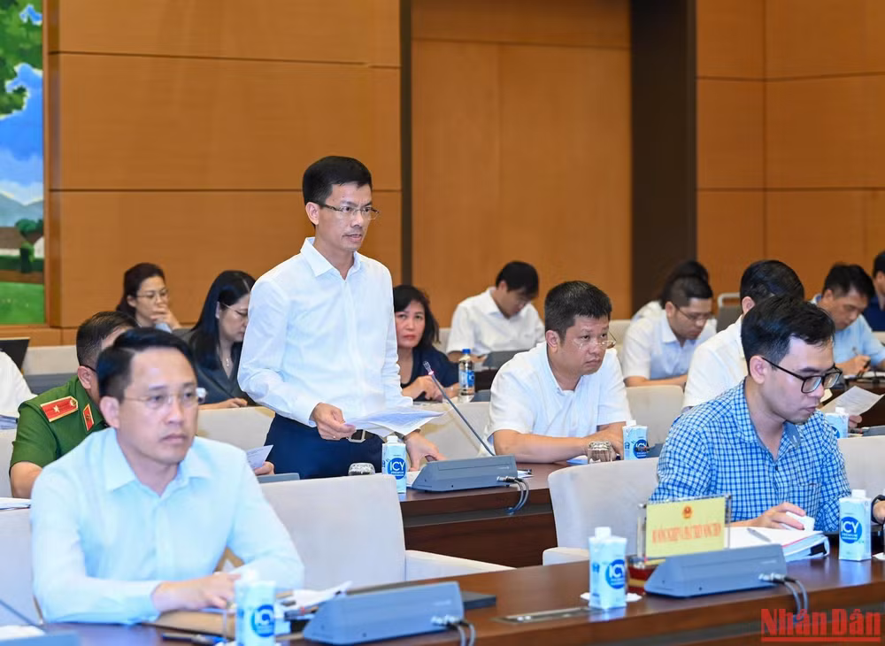 Giám đốc Sở Tài nguyên và Môi trường Bùi Duy Cường giải trình về những vấn đề đoàn giám sát đặt ra.