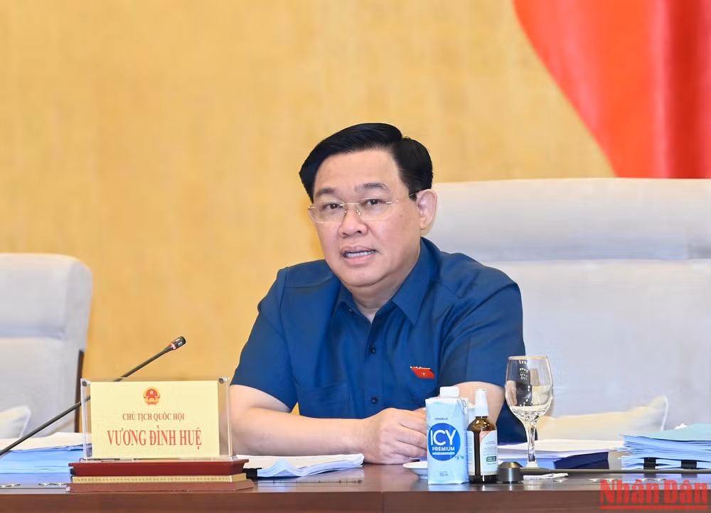 Chủ tịch Quốc hội Vương Đình Huệ phát biểu ý kiến tại buổi làm việc.