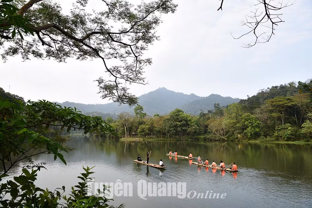 Biểu diễn Then trên hồ Nà Nưa, Tân Trào. Biểu diễn Then trên hồ Nà Nưa, Tân Trào.