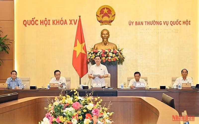 Chủ tịch Quốc hội Vương Đình Huệ cùng các Phó Chủ tịch Quốc hội chủ trì và điều hành phiên họp.