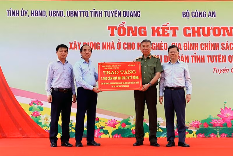 Đại tướng Tô Lâm, Ủy viên Bộ Chính trị, Bộ trưởng Công an trao biểu trưng 1.400 ngôi nhà cho lãnh đạo tỉnh Tuyên Quang.
