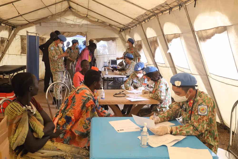 Các y, bác sĩ Bệnh viện dã chiến cấp 2 số 4 khám, chữa bệnh, cấp phát thuốc miễn phí hỗ trợ nhân dân địa phương tại Bệnh viện đa khoa Bentiu, bang Unity, Nam Sudan.