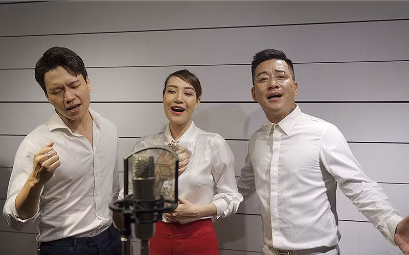 Các ca sĩ Tuấn Hưng, Thu Thủy và Minh Quân (từ phải qua) thể hiện ca khúc “Vươn xa thanh niên” tại phòng thu.