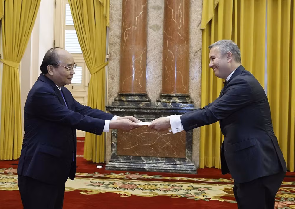 Chủ tịch nước Nguyễn Xuân Phúc tiếp các Đại sứ trình Quốc thư ảnh 5